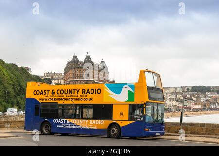 Oben offen Siehe Front Sightseeing Bus an der Promenade in South Bay of Scarborough, Großbritannien. Stockfoto