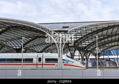 ICE im Kölner Hauptbahnhof Stockfoto