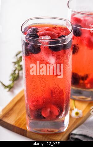 Zwei kalte, hohe Gläser mit rotem Fruchtsaft Stockfoto