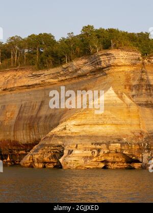 Farbenfrohe Felswände entlang des Pictured Rocks National Lakeshore Stockfoto