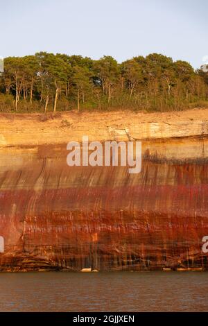 Farbenfrohe Felswände entlang des Pictured Rocks National Lakeshore Stockfoto