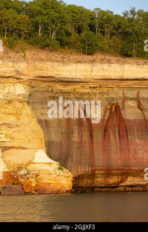 Farbenfrohe Felswände entlang des Pictured Rocks National Lakeshore Stockfoto