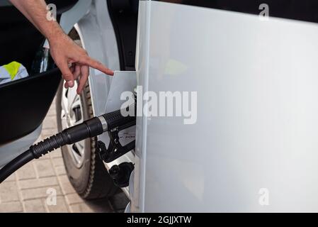Autotanken an einer Tankstelle mit jemandem Stockfoto