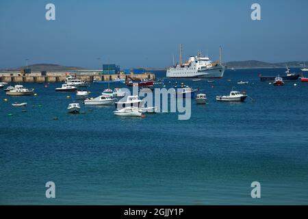 Scillonian III, der in den Hafen der Scilly-Inseln, Cornwall, Großbritannien, eingeht Stockfoto