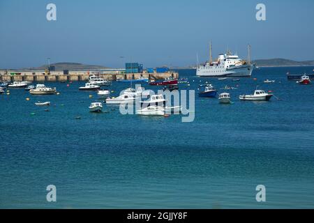 Scillonian III, der in den Hafen der Scilly-Inseln, Cornwall, Großbritannien, eingeht Stockfoto