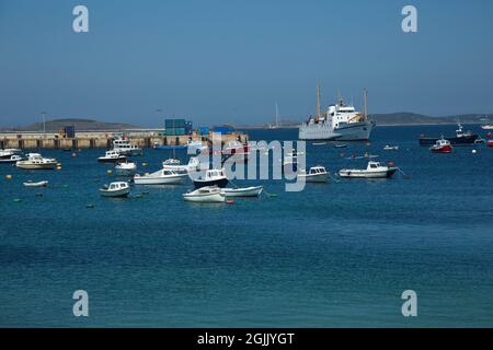 Scillonian III, der in den Hafen der Scilly-Inseln, Cornwall, Großbritannien, eingeht Stockfoto