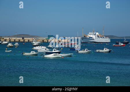 Scillonian III, der in den Hafen der Scilly-Inseln, Cornwall, Großbritannien, eingeht Stockfoto