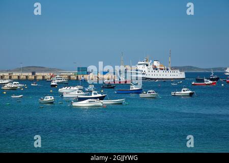 Scillonian III, der in den Hafen der Scilly-Inseln, Cornwall, Großbritannien, eingeht Stockfoto