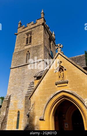 Der Glockenturm der St. Peter’s Church im Cotswold-Dorf Stanton, Gloucestershire, England Stockfoto