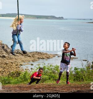 Drei Kinder aus gemischten Rennen spielen zusammen Stockfoto