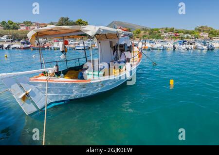 Kleines Fischerboot aus Holz, das im Hafen von Agios Sostis festgemacht ist. Zakynthos, griechische Insel im Ionischen Meer Stockfoto