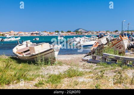 Alte hölzerne Fischerboote lagen an der Küste im Hafen von Agios Sostis. Zakynthos, griechische Insel im Ionischen Meer Stockfoto