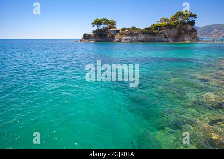 Cameo-Insel in der Nähe von Agios Sostis Dorf Zakynthos, Landschaftsfoto an einem sonnigen Sommertag aufgenommen Stockfoto