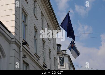 Kopenhagen, Dänemark.,10 September 2021 , Europäische Flagge und Finschflaggen fliegen auf die Botschaft Finnlands in der dänischen Hauptstadt Kopenhagen Dänemark (Foto..Francis Stockfoto