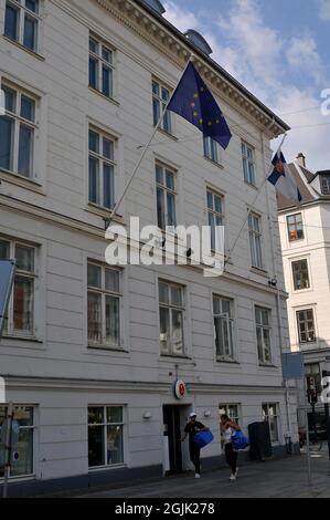 Kopenhagen, Dänemark.,10 September 2021 , Europäische Flagge und Finschflaggen fliegen auf die Botschaft Finnlands in der dänischen Hauptstadt Kopenhagen Dänemark (Foto..Francis Stockfoto