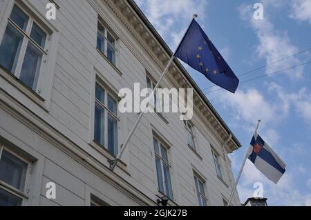 Kopenhagen, Dänemark.,10 September 2021 , Europäische Flagge und Finschflaggen fliegen auf die Botschaft Finnlands in der dänischen Hauptstadt Kopenhagen Dänemark (Foto..Francis Stockfoto