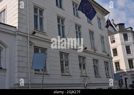 Kopenhagen, Dänemark.,10 September 2021 , Europäische Flagge und Finschflaggen fliegen auf die Botschaft Finnlands in der dänischen Hauptstadt Kopenhagen Dänemark (Foto..Francis Stockfoto