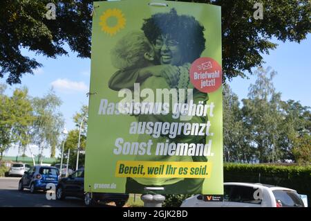 Wahlplakat der Partei Bündnis 90/die Grünen in der Bahnstraße in Marienfelde, Berlin, 8. September 2021. Stockfoto