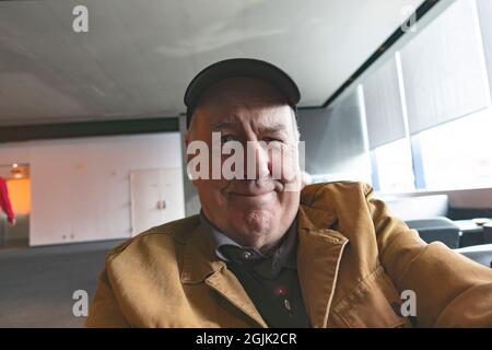 Der undurchschaubare Fotograf Steve Skjold genießt die Pause in der Guthrie Theatre Lounge. Minneapolis Minnesota, USA Stockfoto