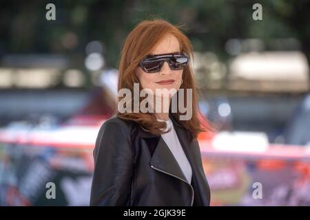 Die französische Schauspielerin Isabelle Huppert kommt am zweiten Tag beim Filmfestival in Venedig an Stockfoto