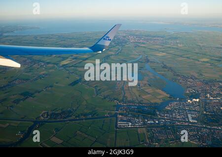 Amsterdam, Niederlande - 17. Juli 2021: KLM Plain Wing over Holland. Flug von Amsterdam nach Helsinki. Stockfoto