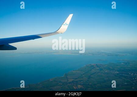 Amsterdam, Niederlande - 17. Juli 2021: KLM Plain Wing over Holland. Flug von Amsterdam nach Helsinki. Stockfoto