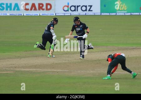 Dhaka, Bangladesch. September 2021. Der neuseeländische Cricket-Spieler Tom Latham (L) und Cole McConchie machen beim 5. T20-Spiel zwischen der neuseeländischen Cricket-Mannschaft und Bangladesch im Sher e Bangla National Cricket Stadium einen einzigen Lauf. Kredit: SOPA Images Limited/Alamy Live Nachrichten Stockfoto