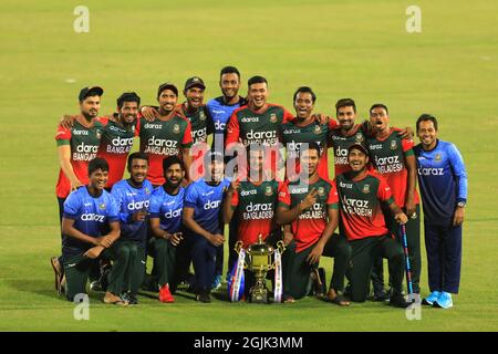 Dhaka, Bangladesch. September 2021. Die Kricketspieler von Bangladesch posieren für ein Bild, nachdem sie im Sher-e-Bangla National Cricket Stadium die T20-Serie 3-2 zwischen der Cricket-Mannschaft von Bangladesch und Neuseeland gewonnen haben. Kredit: SOPA Images Limited/Alamy Live Nachrichten Stockfoto