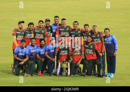 Dhaka, Bangladesch. September 2021. Die Kricketspieler von Bangladesch posieren für ein Bild, nachdem sie im Sher-e-Bangla National Cricket Stadium die T20-Serie 3-2 zwischen der Cricket-Mannschaft von Bangladesch und Neuseeland gewonnen haben. Kredit: SOPA Images Limited/Alamy Live Nachrichten Stockfoto