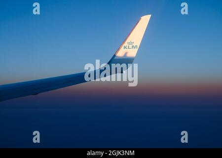 Helsinki, Finnland - 17. Juli 2021: KLM Plain wing against beautiful Sunset. Flug von Amsterdam nach Helsinki. Stockfoto