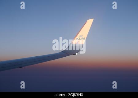 Helsinki, Finnland - 17. Juli 2021: KLM Plain wing against beautiful Sunset. Flug von Amsterdam nach Helsinki. Stockfoto