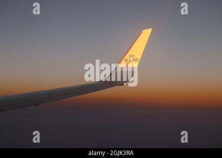 Helsinki, Finnland - 17. Juli 2021: KLM Plain wing against beautiful Sunset. Flug von Amsterdam nach Helsinki. Stockfoto