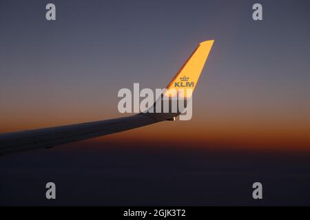 Helsinki, Finnland - 17. Juli 2021: KLM Plain wing against beautiful Sunset. Flug von Amsterdam nach Helsinki. Stockfoto