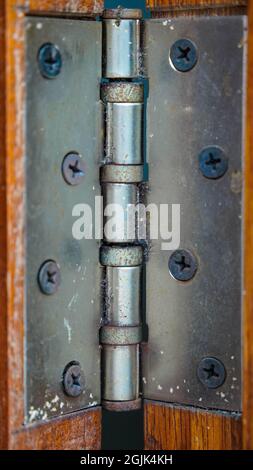 Metallscharnier-Löcher auf einer Holzoberfläche Stockfoto