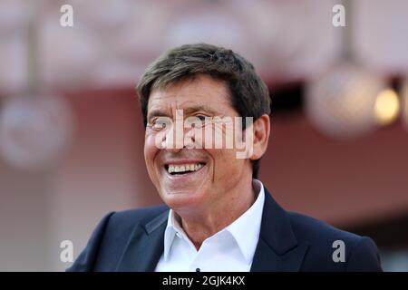 Venedig, Italien. 10. September 2021. Der italienische Sänger Gianni Morandi besucht den roten Teppich des Films „Ennio“ während der 78. Internationalen Filmfestspiele von Venedig am 10. September 2021 in Venedig, Italien. Foto © Ottavia Da Re/Sintesi/Alamy Live News Stockfoto