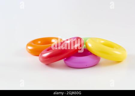 Eine Gruppe von fünf bunten Kunststoffringen isoliert auf weißem Hintergrund. Kinderspielzeug. Gleiche Größe für jeden Ring Stockfoto
