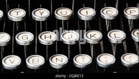 Nahaufnahme der runden Tasten einer alten Schreibmaschine. Mechanische Werkzeuge zum Schreiben. Journalismus der alten Zeit Stockfoto