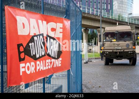 Entwaffnung für Palästina Banner-Zeichen gegen die Defence & Security Equipment International DSEI Waffenmesse, mit Armee-LKW Stockfoto