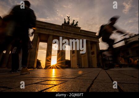 Berlin, Deutschland. September 2021. Hinter dem Brandenburger Tor geht die Sonne unter. Quelle: Christophe Gateau/dpa/Alamy Live News Stockfoto