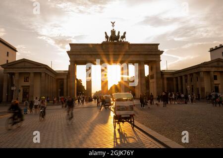 Berlin, Deutschland. September 2021. Hinter dem Brandenburger Tor geht die Sonne unter. Quelle: Christophe Gateau/dpa/Alamy Live News Stockfoto