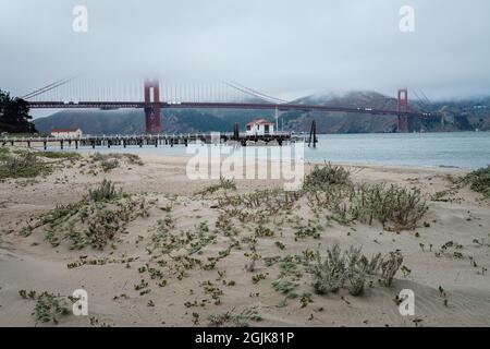 Ein Blick auf die goldene Torbrücke von den Sanddünen an einem neblig ruhigen Sommertag Stockfoto