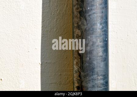 Abflussrohr an der Wand, Lücke für Kopierraum. Stockfoto