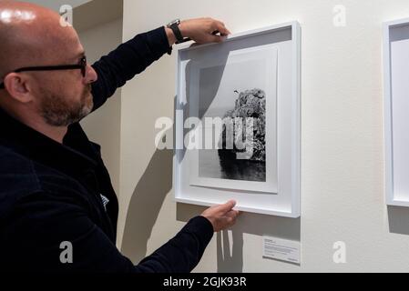 London, Großbritannien. 10. September 2021. Ein Mitglied der Galerie hängt 'Capri-Eintau', 1983-2018, von Ralph Gibson, ein Druck, der mit seiner eigenen Partitur und MP3-Datei bei Photo London kommt, jetzt in seinem sechsten Jahr. Die Show umfasst Ausstellungen von internationalen Ausstellern, Auszeichnungen, professionelle Fotografie-Workshops und Vorträge. Die Veranstaltung läuft bis zum 12. September im Somerset House. Kredit: Stephen Chung / Alamy Live Nachrichten Stockfoto