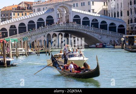 Eine Gondel auf dem Canal Grande in Venedig, die bei San Marco in die Lagune führt. Touristen genießen die wunderschöne Architektur Venedigs von einer Gondel aus. Stockfoto