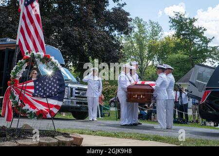 210908-N-AT101-0102 (Sept 8, 2021) BERLIN HEIGHTS, Ohio – Eine Beerdigung der US-Marine ehrt Details transportiert die Überreste von Hospital Corpsman 3rd Class Maxton W. Soviak, einem gebürtigen Berliner Heights, Ohio, im Morman-Hinman Tanner Funeral Home 8. September 2021. Soviak, der am 26. August während eines Angriffs auf das Abbey Gate des Hamid Karzai International Airport in Kabul, Afghanistan, während er die Operation Allies Refuge unterstützte, getötet wurde, erhielt das Abzeichen Purple Heart and Fleet Marine Force Corpsman für seinen mutigen Dienst, während er mit dem 1. Marine Regiment in Afghanistan eingesetzt wurde, 1. Marine Division. (USA Stockfoto