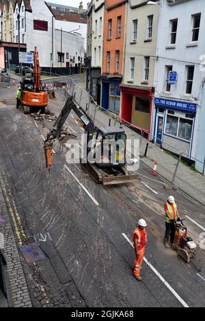 Straßenarbeiten beginnen, Graben entlang der Autobahn zu graben, um isolierte Warmwasser-Fernwärmerohre für Krankenhaus-Standort, Bristol, Großbritannien zu installieren Stockfoto