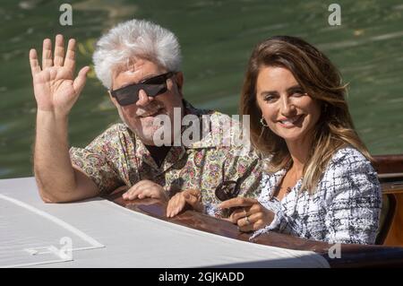 Der spanische Regisseur Pedro Almodovar kommt mit Penelope Cruz zum 78. Filmfestival in Venedig Stockfoto