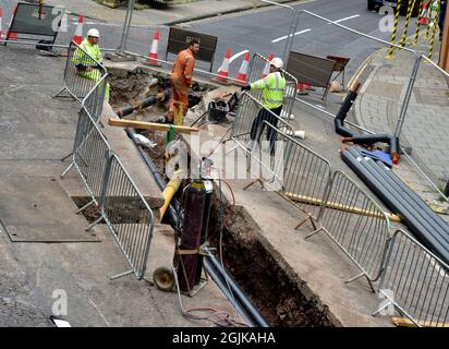 Straßenarbeiten zur Installation isolierter Heißwasser-Fernwärmerohre am Krankenhausstandort, Bristol, Großbritannien Stockfoto