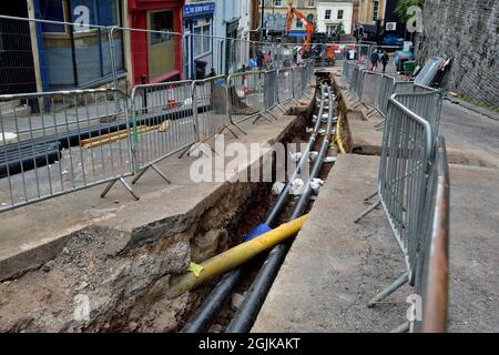 Straßenarbeiten zur Installation isolierter Heißwasser-Fernwärmerohre am Krankenhausstandort, Bristol, Großbritannien Stockfoto