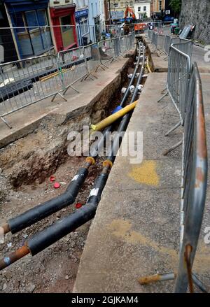 Straßenarbeiten zur Installation isolierter Heißwasser-Fernwärmerohre am Krankenhausstandort, Bristol, Großbritannien Stockfoto